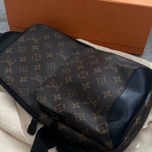 Avenue sling bag
